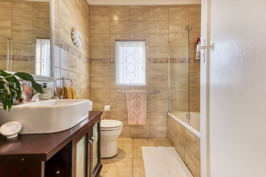 2 Bedroom Property for Sale in Vredehoek Western Cape
